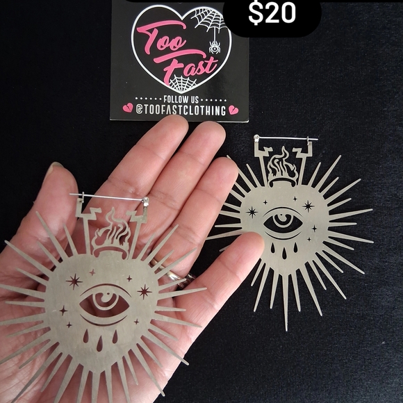 Too Fast Metallic Eye and Heart Earrings - Picture 2 of 2